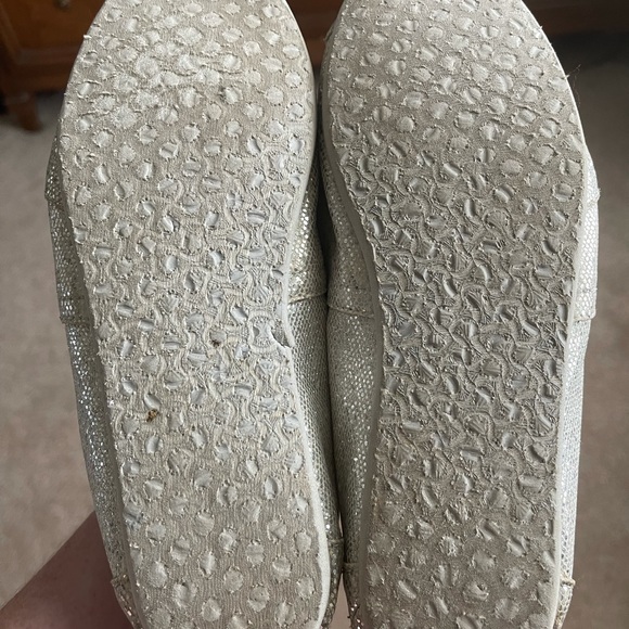 Toms slip ons silver size 8.5 - Picture 2 of 7
